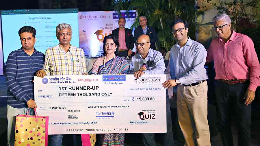 Sudip Kalyan Dey and Saswata Chakraborty of team Tata Consultancy Services, who were declared first runner-up, posed with their gift hampers and cheque with Nandini Ray, Sumit Ray, Arpan Bannerjee and Dinyar Mucadam.