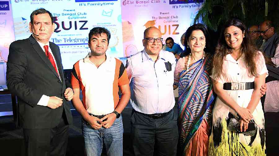 Quizmaster Srinjoy Chowdhury (extreme left), owner of PS Group Ravi Dugar (second from left) his wife Rachita Dugar (extreme right), Sumit Ray (centre) and Nandini Ray (second from right) posed for a click during a break in the rivetting quiz session.