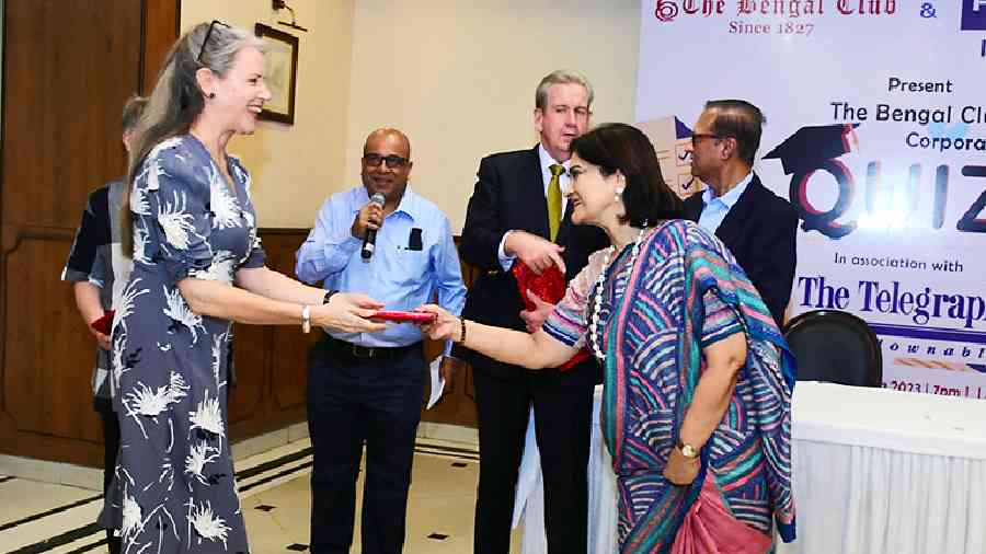 Australian consul-general in Calcutta, Rowan Ainsworth, who was a special guest during the preliminary round of the quiz, was presented a mementobyNandiniRay.