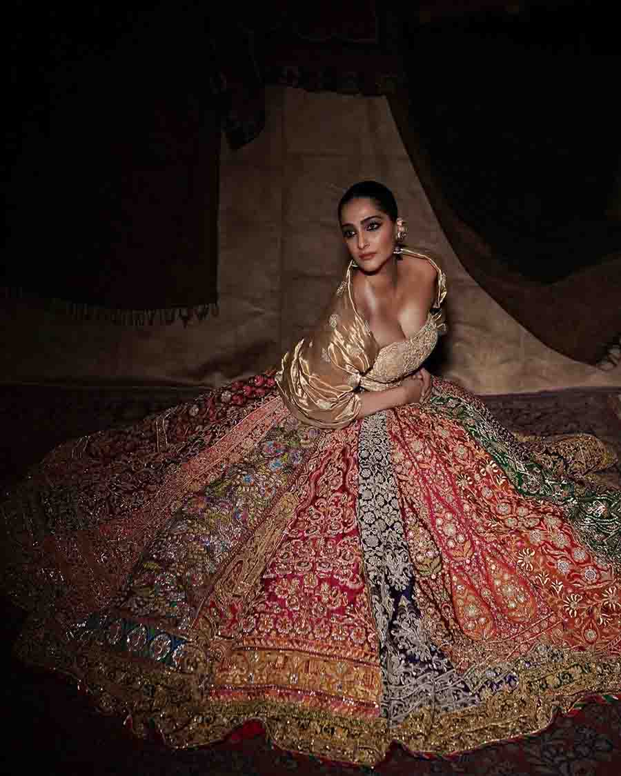 Sonam Kapoor looked stunning in an Abu Jani Sandeep Khosla lehenga, which had 20 different panels of work, and a golden jacket blouse. 