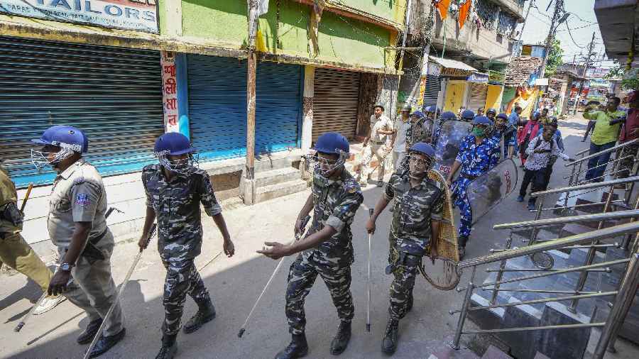 बंगाल में नहीं थम रही हिंसा, हुगली में फिर बवाल, चार ट्रेनों पर हुई पथराव और बमबाजी- Violence not stopping in Bengal, ruckus again in Hooghly, stone pelting and bombing on four trains