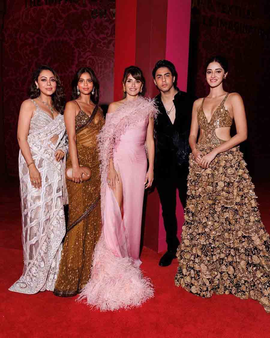 Hollywood actress Penelope Cruz (in pink) flanked by Gauri Khan, Suhana Khan, Aryan Khan and Ananya Panday. 