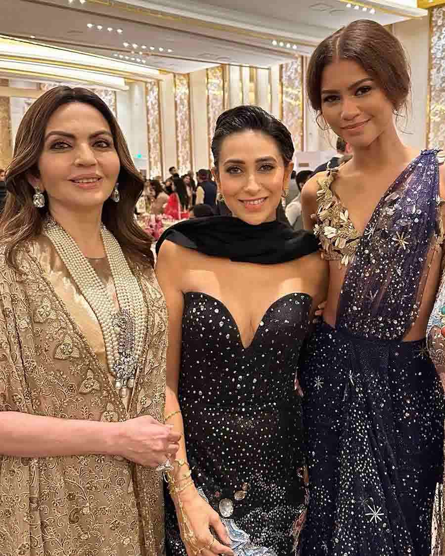 (L-R) Nita Ambani, Karisma Kapoor and Zendaya got together for a photo op. 