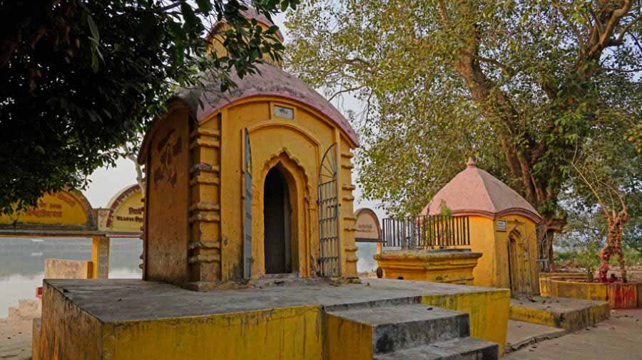 Samadhi temple of Devananda Swami and Chapal Gopal inside Aparadh Bhanjan Temple complex