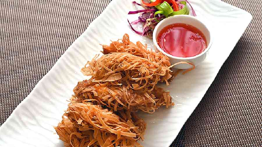 Thread Chicken: If you love fried tidbits, make sure to try this one. It comes with pieces of chicken wrapped in thinly cut wonton sheets and then, deep-fried. Make sure to dip in the hot and sweet sauce as well for a refreshing hit. Rs 285-plus