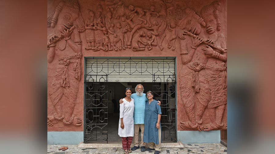 Shashwati, Tarak and Minakshi outside their home-cum-studio, adorned by a massive terracotta one-piece mural depicting Krishna’s tribal upbringing, made by Tarak Garai