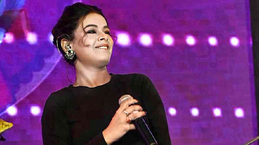 Singer Iman Chakraborty enthralled the crowd with evergreen classics like Sohaag chand as well as hits like Tumi jaake bhalobashe.