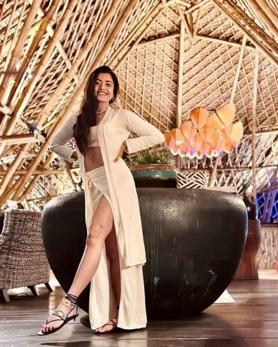Wearing an off-white co-ord set, Rashmika posed during a vacation. 
