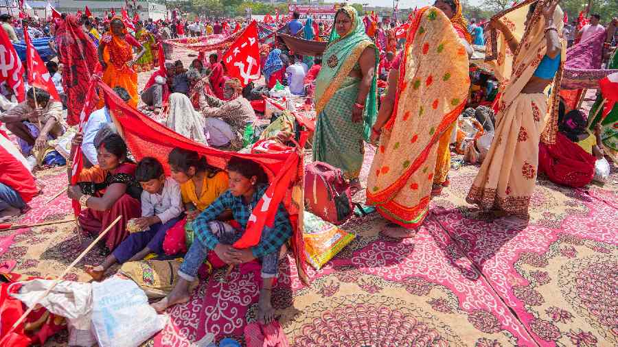 People sit under temporary structures as they try to protect themselves from scorching sun during the Mazdoor-Kisan Sangharsh Rally called by CITU, AIKS and AIAWU.