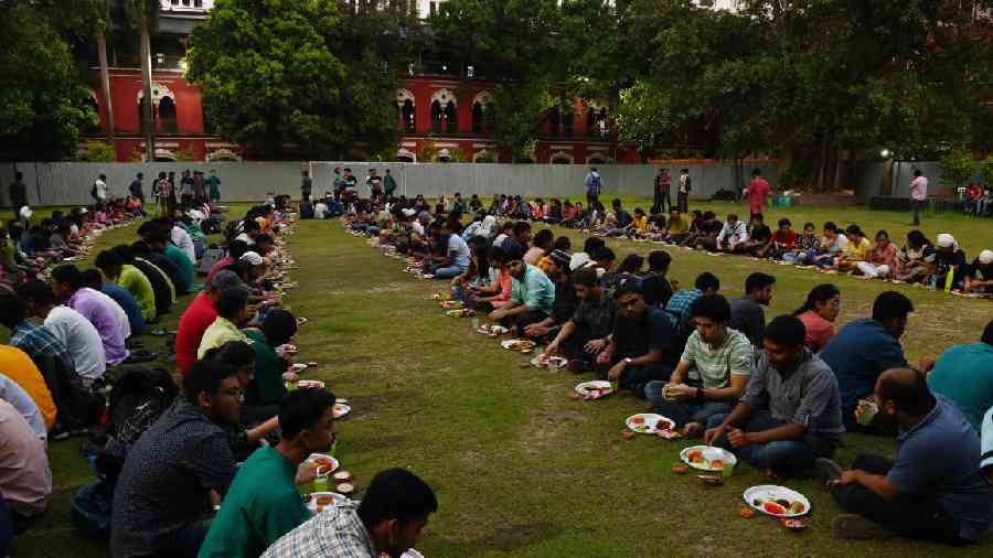 Students and teachers at the iftar on the lawns of Eden Hindu Hostel on Wednesday. Picture by Bishwarup Dutta