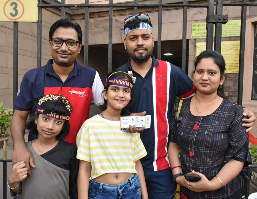 Suman Ghosh showed up at the Eden Gardens with his friends and daughter. “Eden has never been a high scoring ground, but I hope Andre will give a befitting response to Royal Challengers Bangalore bowlers," he said. Aroshi Banerjee, on the other hand, was all ready to cheer for Virat Kohli. “He is my favourite player," she smiled