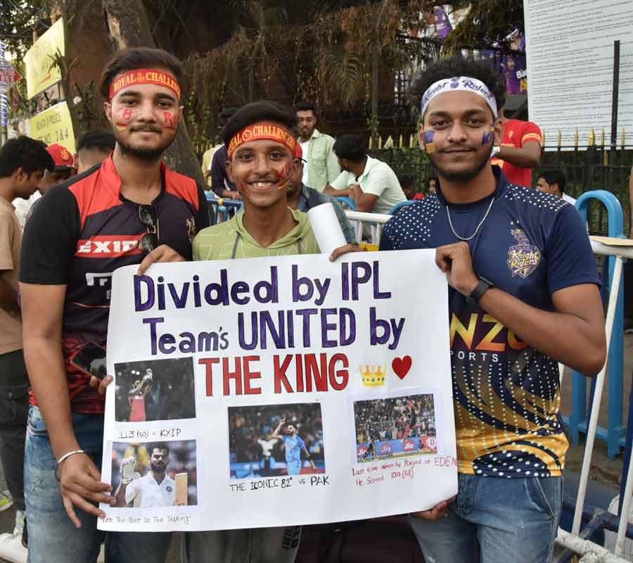 Samim Ali Shah and Soumyadeep Jana but when it comes to IPL loyalties, they are split. Shah is an ardent KKR fan and Jana supports RCB. The friendly rivalry started with Brendon McCullum’s 158 not out, consisting of 13 sixes and 10 boundaries, back in 2008. “Virat will surely score a century this time,” declared Jana. Shah’s quick response: “RCB has never won an IPL trophy, so all they do is find solace in the fact that Virat Kohli plays for them.”