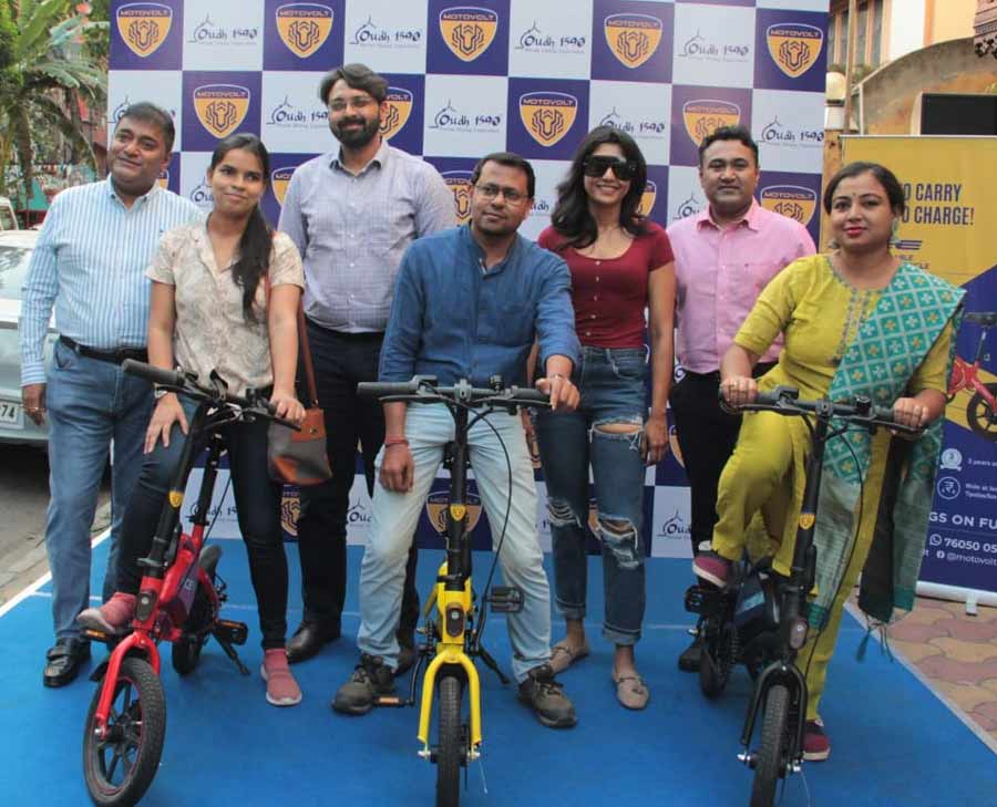 Motovolt, an electric mobility company in association with Oudh 1590, handed over electric cycles to lucky draw winners. Actress Devlina Kumar gave away the prizes     