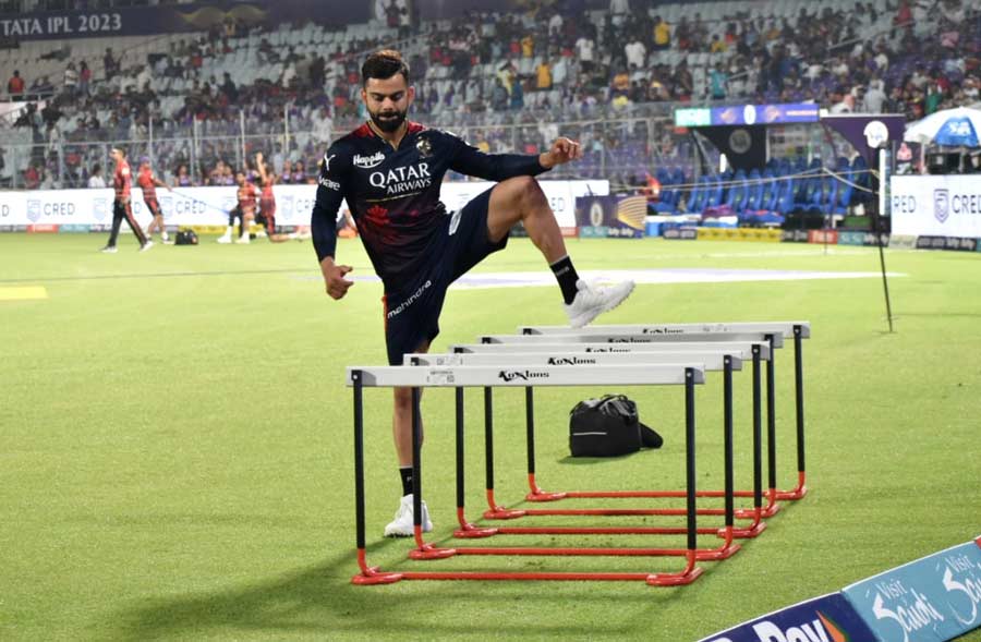 RCB’s star performer Virat Kohli at a warm-up session before the first IPL match at the Eden Garden this season. In the ninth match of this season, RCB take on KKR. Confident after an impressive victory against Mumbai Indians in their first match, where Virat, along with RCB captain Du Plessis, smashed a 148-run partnership, RCB are keen to replicate the same performance against KKR. The Knights, on the other hand, will be looking for their first win after losing by 7 runs to Punjab Kings, thanks to the DLS rule.