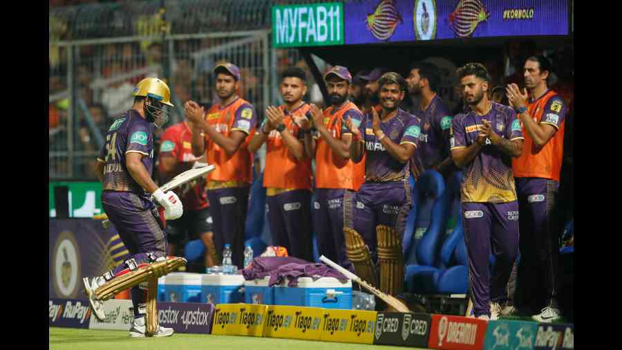 KKR bench applauds as Shardul Thakur returns to the dugout after his half-century.