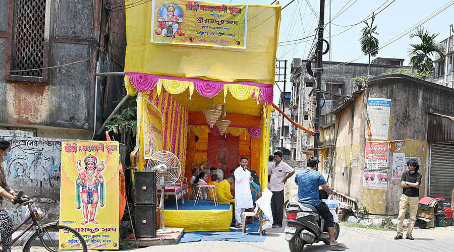 Road-grab cloud on Hanuman Puja pandal in Bansdroni, four-foot HC rule test for structure