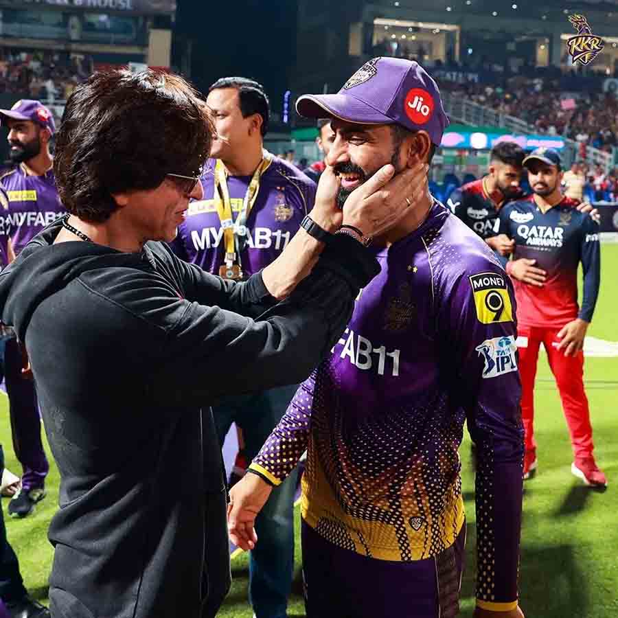 KKR wicketkeeper-batter Narayan Jagadeesan shared a candid moment with Shah Rukh after the win. 