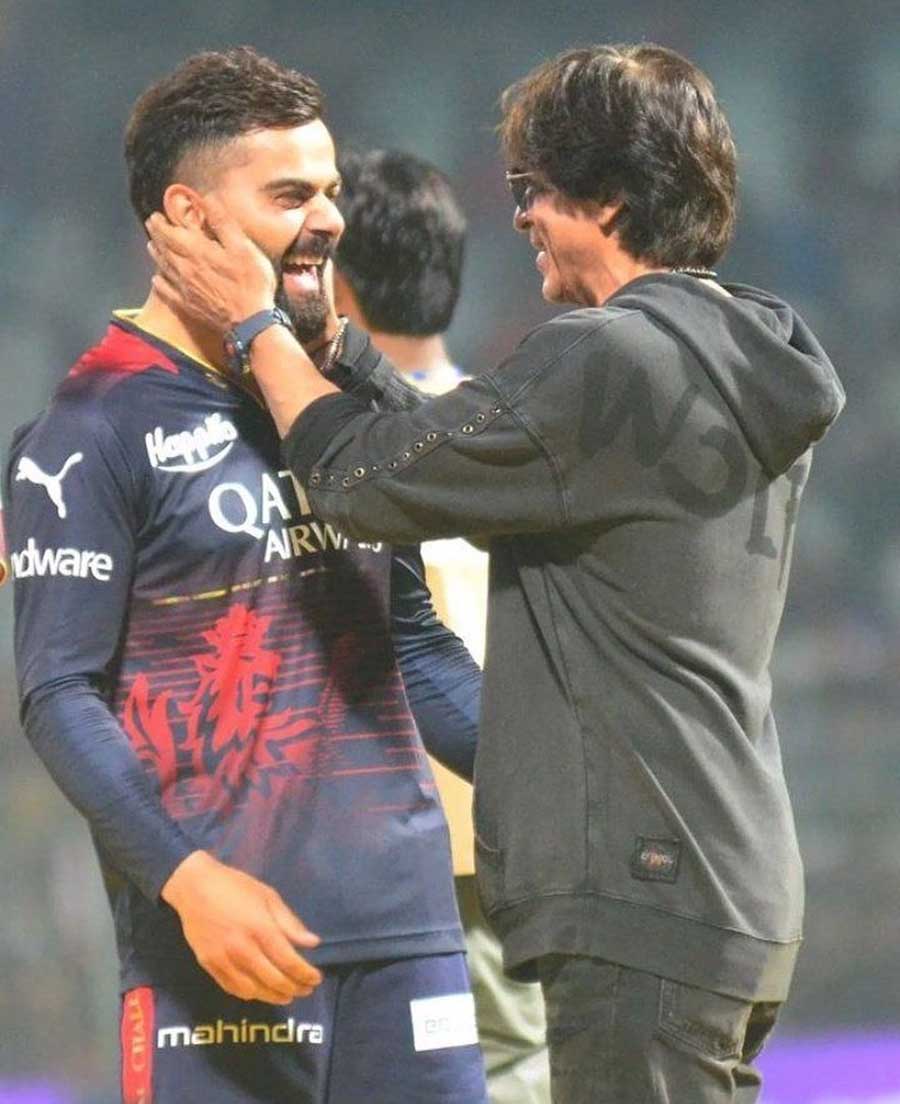 Virat and Shah Rukh also met each other after the match. 
