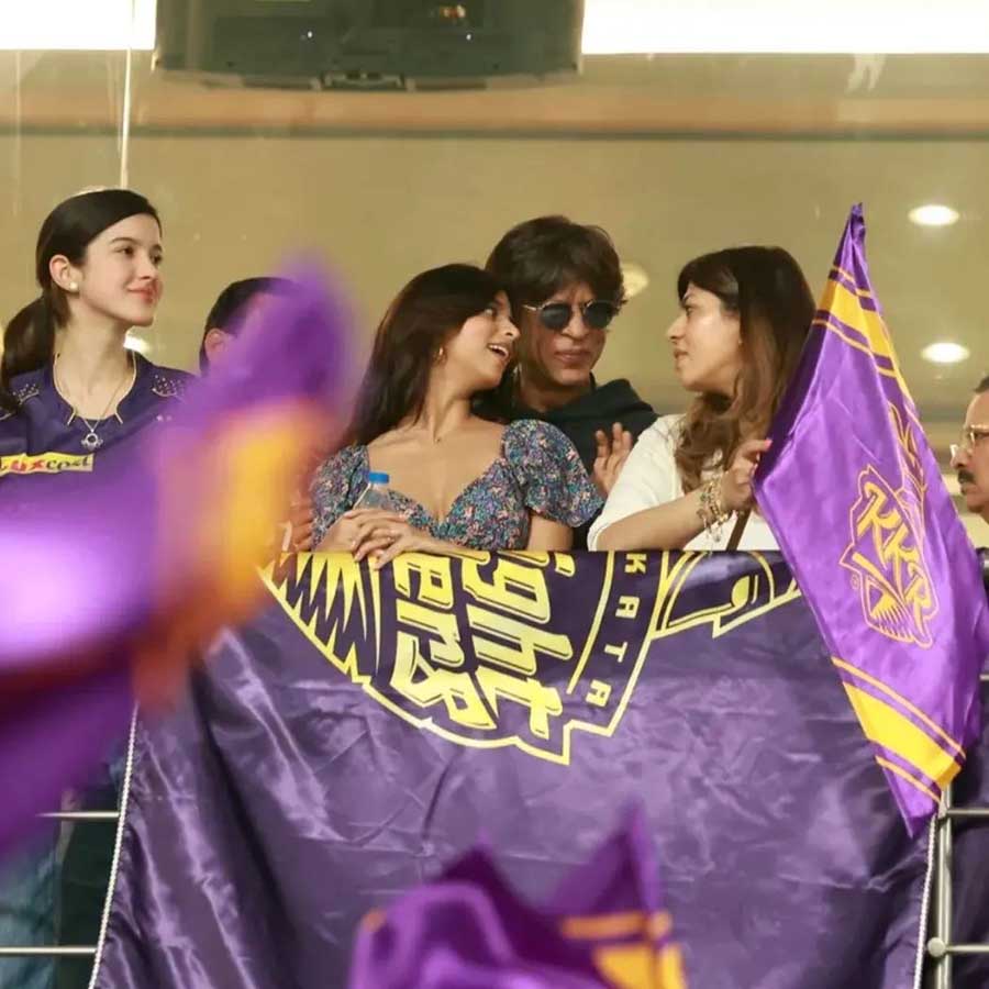 (L-R) Shanaya, Suhana, Shah Rukh and his manager Pooja Dadlani attended the match together. 