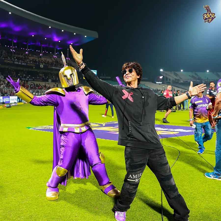 Shah Rukh opened his arms and struck his iconic pose with the KKR mascot Kay – the Knight. 
