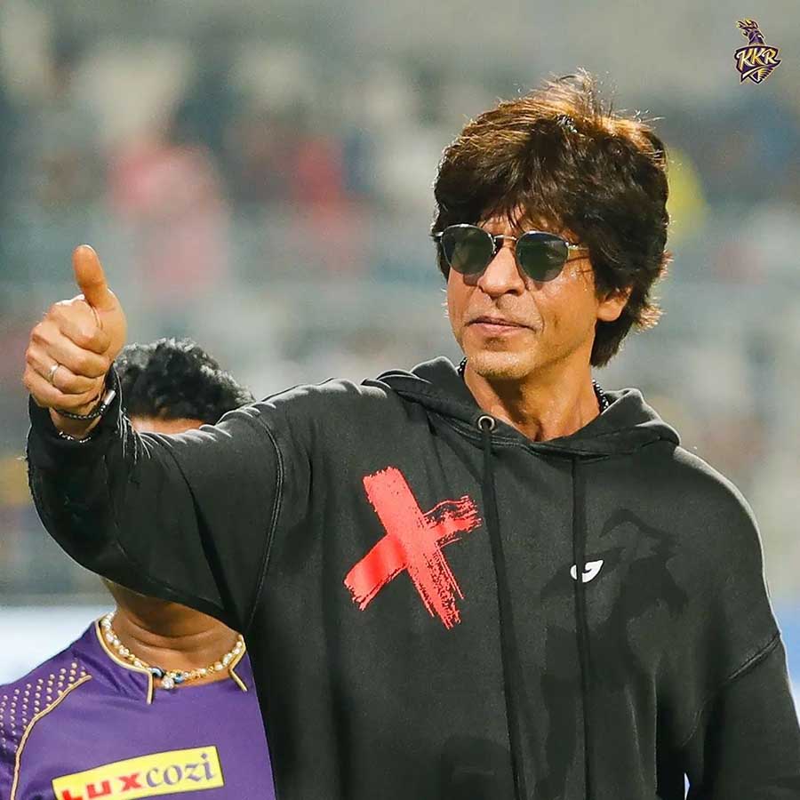 Shah Rukh posed for fans and cricket enthusiasts after KKR’s win. 