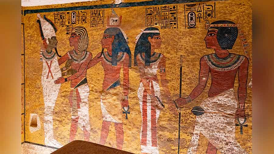 Tutankhamun embracing God Osiris