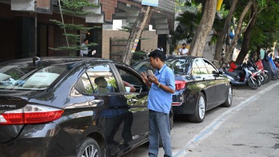 Extortion, cash collection continue in the name of car parking on Kolkata streets