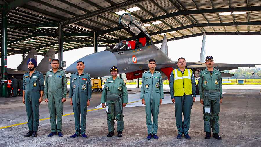 Indian Air Force (IAF) | President Droupadi Murmu flies in fighter jet ...