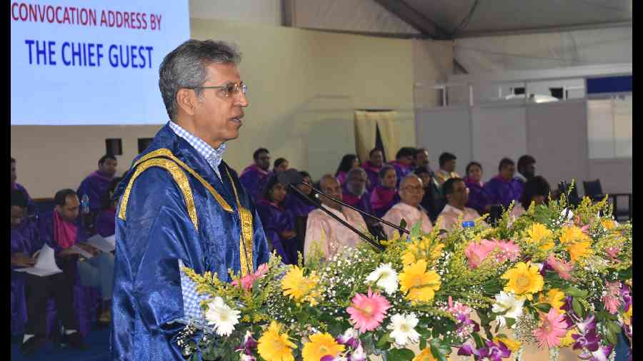 Chief guest Tarun Rai delivers convocation speech.