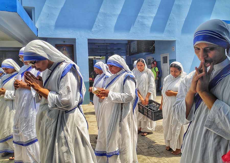 Good Friday prayers at the Missionaries of Charity on April 7 