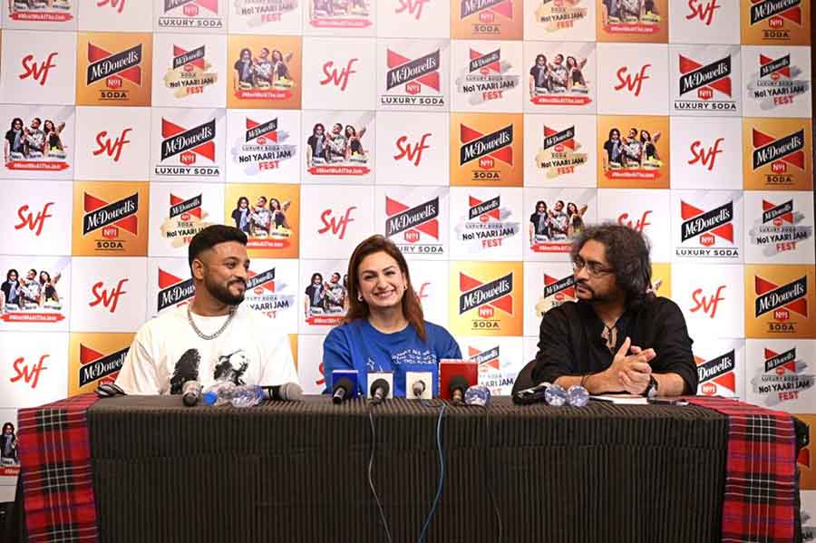 (From left) Rapper Raftar, singer Akriti Kakar and Rupam Islam of Fossils rocked the Nicco Park Lawns at McDowell’s No. 1 Yaari Jam, powered by SVF, and had the audience grooving to their hit numbers 