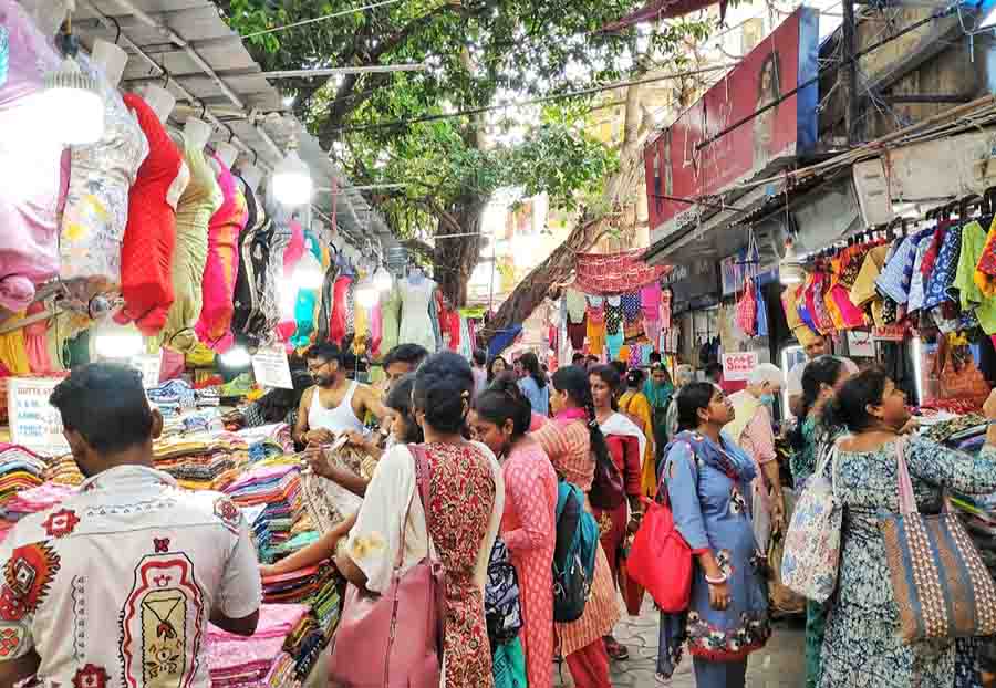 Shoppers make the most of the Chaitra sale at Gariahat 
