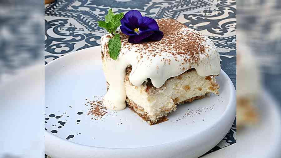 Tiramisu: Who doesn’t love a good tiramisu? And this one with its creamy centre and nutty coffeenotes is a sheer delight.