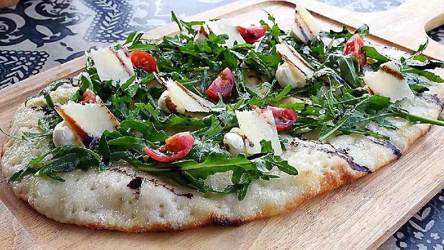 Mozzarella Flatbread with Arugula: This crunchy flatbread comes with a fresh mozzarella, arugula, cherry tomato, Parmesan and Balsamic glaze and is a great sharing option.