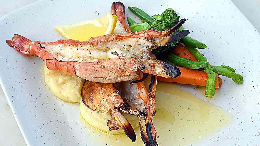 Jumbo Grilled King Prawns: Nothing like some good old juicy prawns. We loved these jumbo grilled prawns with garlic mash and grilled veggies along with lemon butter sauce on the side