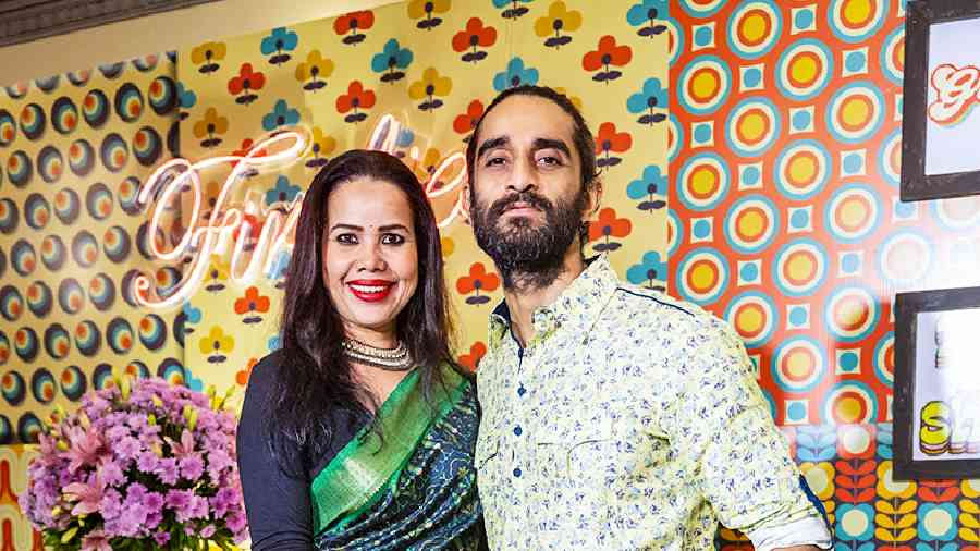 It was a play of prints for one of our favourite couples -- Neeraj Surana and Jessica Gomes Surana. While Neeraj sported a printed pastel kurta from @ medhavinikhaitanofficial, Jessica draped a printed silk sari from @ lavannya_boutique