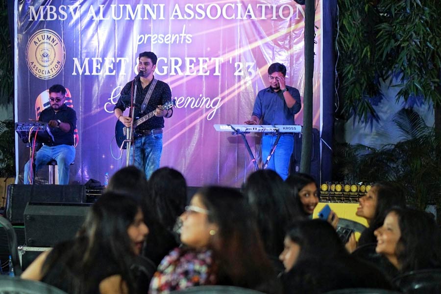 Band Rahul and The Freezone entertained the audience with their live music. From 'Chaandbaliyan' to 'Apna Bana Le', they made sure to keep the audience swaying and grooving to their music. 