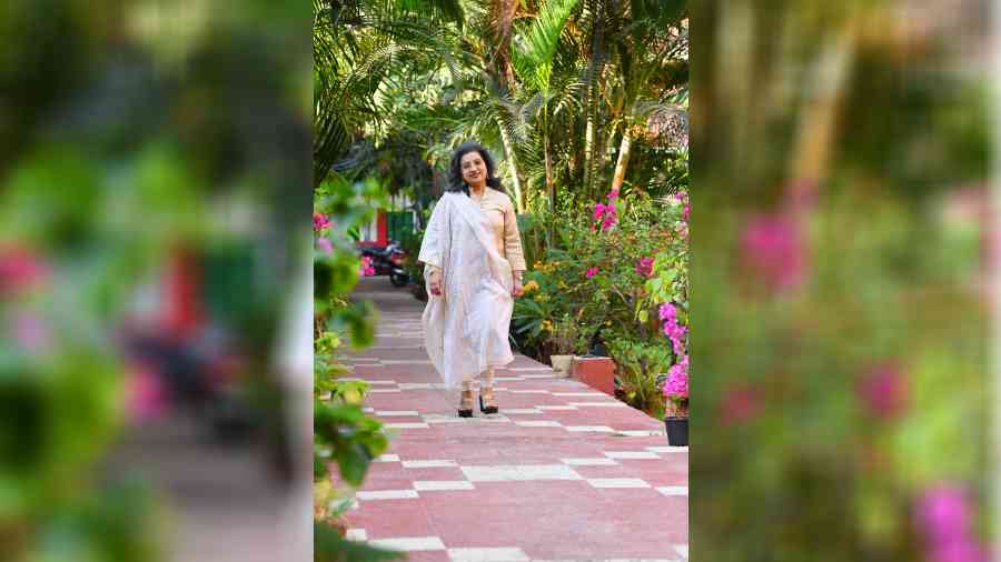 Dona looked beautifully calm in a cream-on-cream look. The tussore dupatta was an elegant compliment to her beige kurta.
