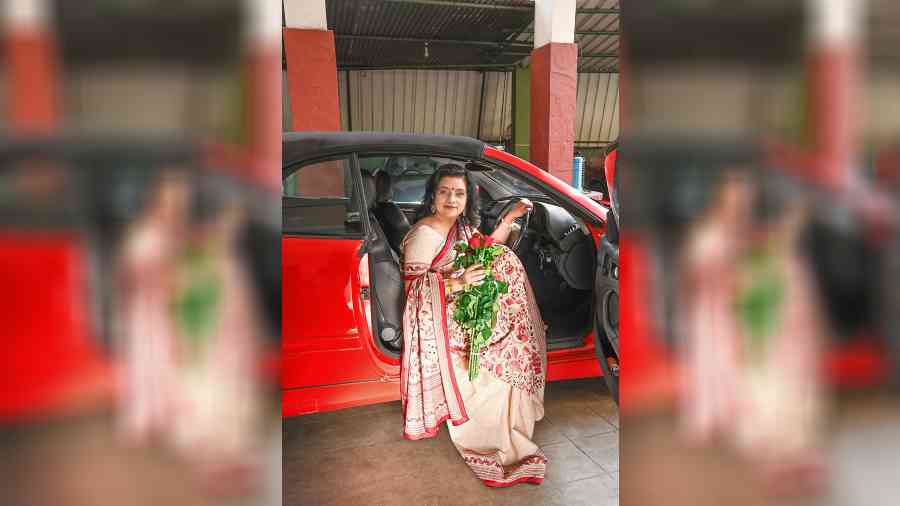 This was one of her favourite frames. Dona climbing out of a red hot car, the contrast between the edginess of the car’s design and the evergreen kantha was striking and how.