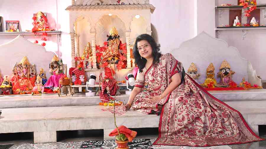 Shot in Dona’s mother’s praying room, she sported a Tree of Life tussore sari, looking beautiful. The bindi added to the prettiness. “Tree of Life signifies fertility and prosperity. This is one of our favourite pieces. The motifs that you see are hand-drawn,” said Malika.