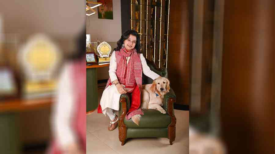 Dona and her pet Sugar looked adorable as they struck a pose for TT. Malika styled Dona in a scarf and jacket teamed with a kurta. “I find this combination casual and smart,” she said.