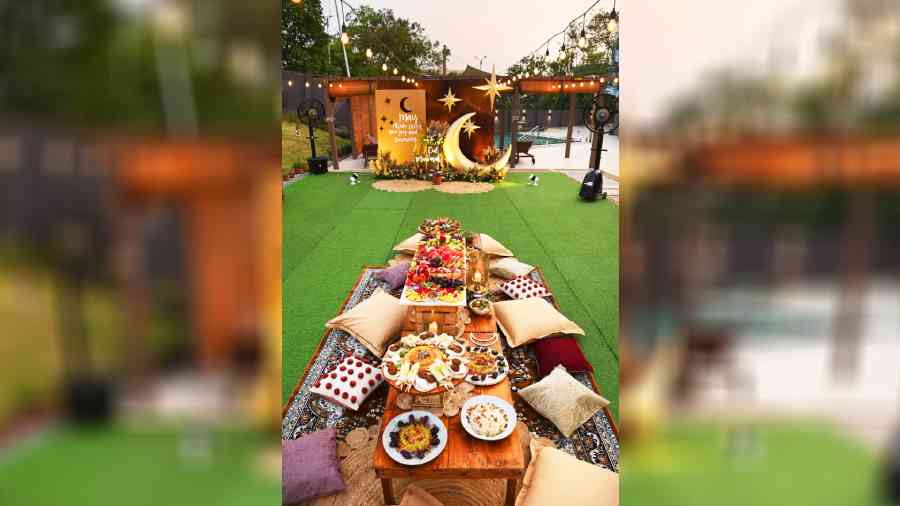 THE MAIN SETUP | No gathering is complete without a food table, and that is exactly what the decor is centred around. A bountiful table of treats, along with a backdrop that suits the theme. Let’s take a closer look.