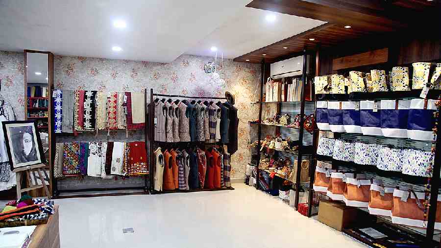 With an earthy vibe, the store has a wide collection of eco-friendly jute and denim products starting from women’s and men’s fashion items like jute saris and Nehru jackets to jute tote bags, pouches and many more.