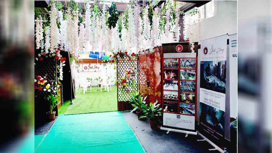 The wall by the side of the staircase on the way down to the store displays pictures of artisans making the products, weaving a beautiful chronicle, and the milestones and awards displayed as a wall of fame.