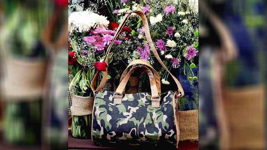 Choose nature as your fashion statement and go for this camouflage-print duffle bag