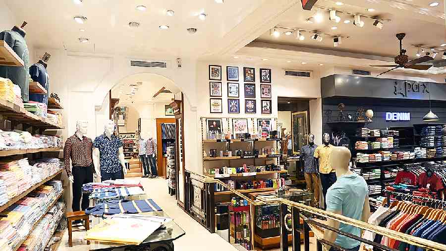The Lindsay Street store showcases the brand’s speciality of creating various styles, which are also reflected in the new collection. The collection includes a diverse range of contemporary styles under categories like party essentials, suits and jackets, as well as casuals like breezy shirts and shorts.