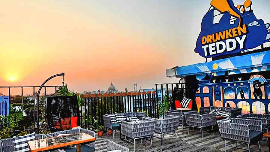 There are two outdoor spaces offering beautiful views of some of Calcutta’s landmarks — Victoria Memorial, St Paul’s Cathedral and Vidyasagar Setu. This is a perfect spot for a sundowner! Also, don’t miss the cute logo of the brand!