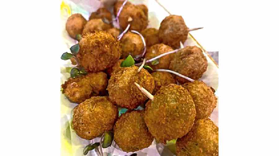 Kickstart your meal with Stuffed Olives that has black olives with cheese stuffing, crumb-coated and deep fried. Pair it with your drinks.