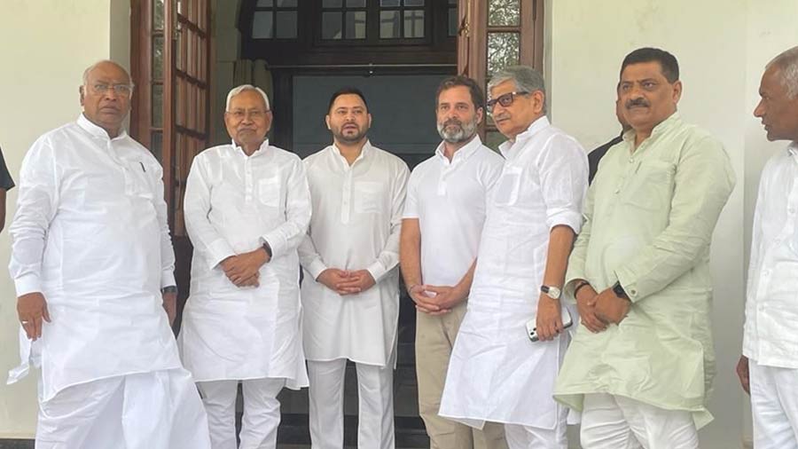 Congress | Nitish Kumar, Tejashwi Yadav meet Congress president ...