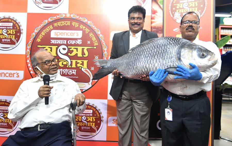 Spencer’s on Wednesday announced its Fish Festival (with the biggest-ever offer) Spencer’s MEEN Mangal in Kolkata from April 12-16 to usher in the Bengali New Year, 1430. The major attraction at the Quest Mall was a giant-sized (28 kg) katla which reached Kolkata after “undertaking” a non-stop 1,500 km journey from the Nagarjuna Sagar Dam in a refrigerated van. The Nagarjuna Sagar Dam is a masonry dam across Krishna river at Nagarjuna Sagar which straddles the border between Nalgonda district in Telangana and Palnadu district in Andhra Pradesh     